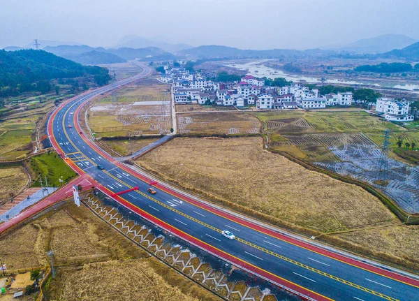 Yanshan 郡の肩に互い違いの色を収容するための中国の最初のハイウェイの空中眺め Shangrao 東中国の江西州 月2018 — ストック写真