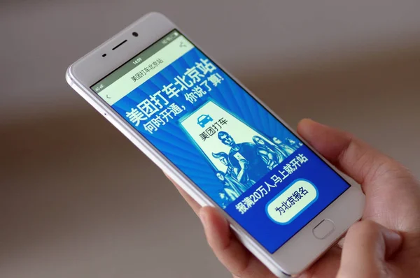 Ein Handybenutzer Benutzt Die Mobile App Von Meituan Dache Dem — Stockfoto