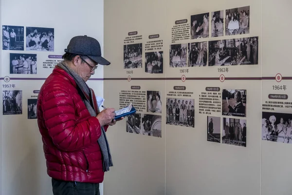 Visitante Toma Notas Como Ele Visita 1920 Mao Zedong Antiga — Fotografia de Stock