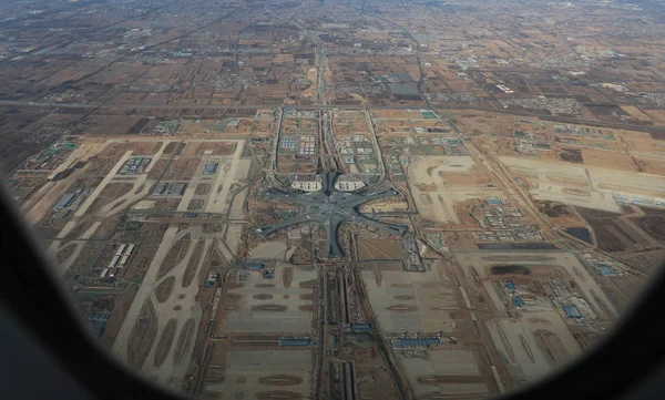 2018年1月6日に飛行機から撮影されたこの写真は 北京の大同地区にあるイラク系英国人建築家ザハ ハディドが共同で設計した新しい北京空港の建設現場を示しています — ストック写真