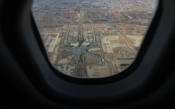 这张照片拍摄于2018年1月6日 照片展示了由伊拉克 英国建筑师扎哈 哈迪德 Zaha Hadid 共同设计的北京新机场的施工现场 — 图库照片