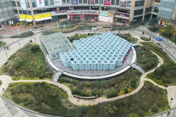 2018年1月5日 在中国上海的一个购物中心广场上 一个巨大的迷宫的鸟图 里面有一个有129个牢房和400个门的蜂窝 — 图库照片