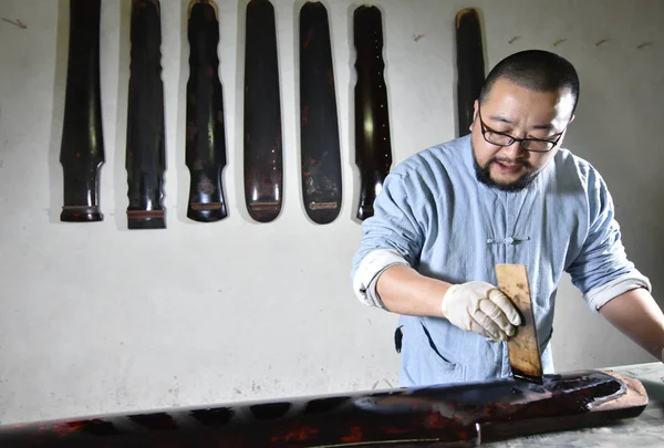 Year Old Chinese Craftsman Wang Bing Paints Piece Wood Making — Stock Photo, Image