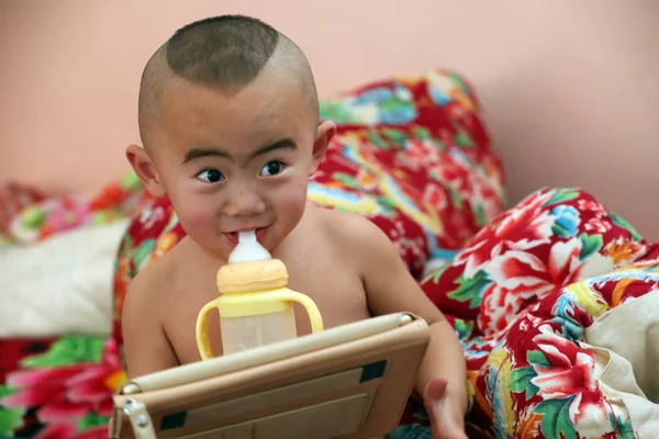 Letni Nagi Chiński Chłopiec Yan Xiaoshuai Napoje Mleko Jak Zegarki — Zdjęcie stockowe