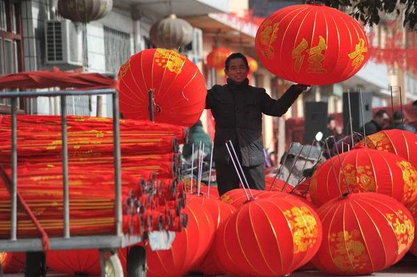 Trabajador Chino Hace Linternas Rojas Para Próximo Año Nuevo Una — Foto de Stock