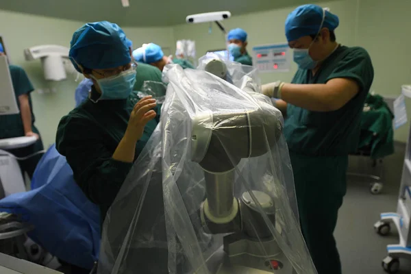 Χειρουργικό Ρομπότ Tinavi Tianji Στα Κινέζικα Εκτελεί Ορθοπεδική Επέμβαση Έναν — Φωτογραφία Αρχείου