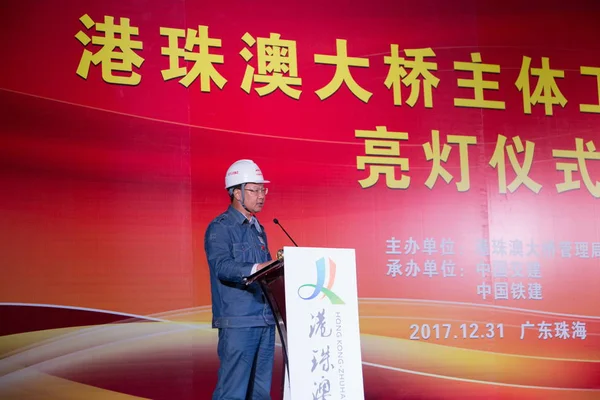 Chinese Worker Attends Lighting Ceremony World Longest Cross Sea Bridge — Stock Photo, Image