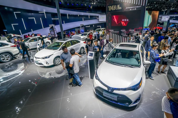 Gente Visita Stand Toyota Durante 15ª Exposición Internacional Automóviles China — Foto de Stock