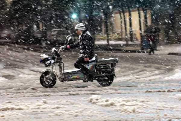 Ένας Ποδηλάτης Ταξιδεύει Στο Δρόμο Στο Χιόνι Στην Πόλη Νανζίνγκ — Φωτογραφία Αρχείου