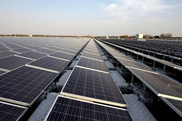 Chinese Workers Install Solar Panels Photovoltaic Power Station China Three — Stock Photo, Image