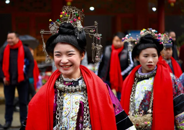 장식된 머리를 소녀들이 첸둥난 미아오 동오탄에서 수확과 집회를 축제인 둥니안 — 스톡 사진