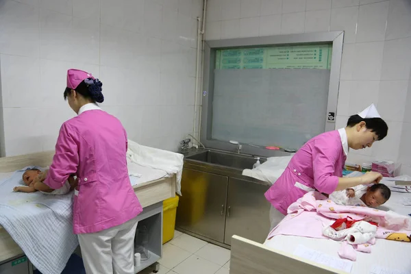Kinesiska Sjuksköterskor Hand Nyfödda Spädbarn Ett Sjukhus Xiangyang City Nordvästra — Stockfoto