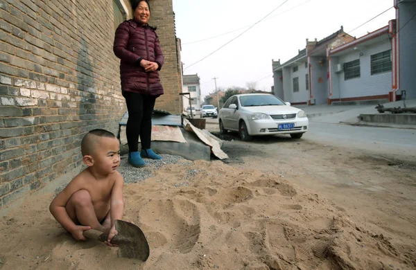 Der Jährige Nackte Chinesische Junge Yan Xiaoshuai Ist Mit Seiner — Stockfoto