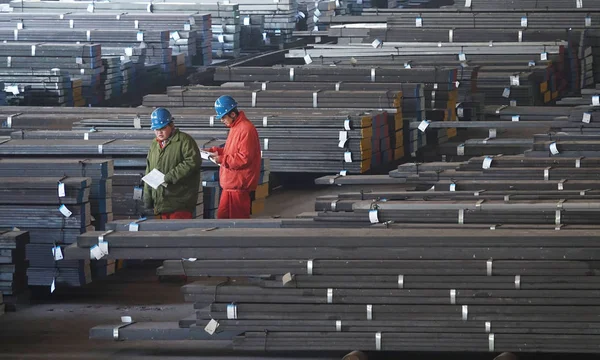 Trabalhadores Chineses Verificar Produtos Aço Uma Fábrica Dongbei Special Steel — Fotografia de Stock