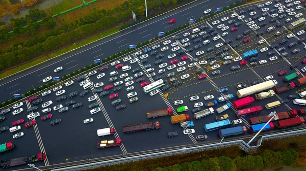 この航空写真ビューで大衆車の並んでいる 2017 日中国東部の江蘇省常熟市に新年の休暇中に高速道路の料金所を通過するには — ストック写真