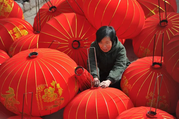 Egy Kínai Munkavállaló Teszi Piros Lámpások Közelgő Szilveszter Egy Gyárban — Stock Fotó