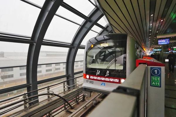 Treno Della Metropolitana Arriva Una Stazione Della Metropolitana Sulla Prima — Foto Stock