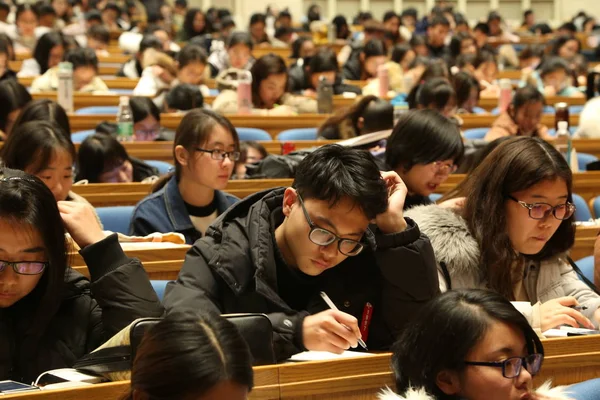 2018年1月10日 中国学生在中国东部山东省济南市一个大厅参加一年一度的研究生入学考试讲座 — 图库照片