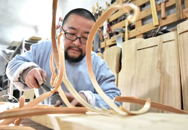 Artisan Chinois Ans Wang Bing Transforme Morceau Bois Pour Fabriquer — Photo