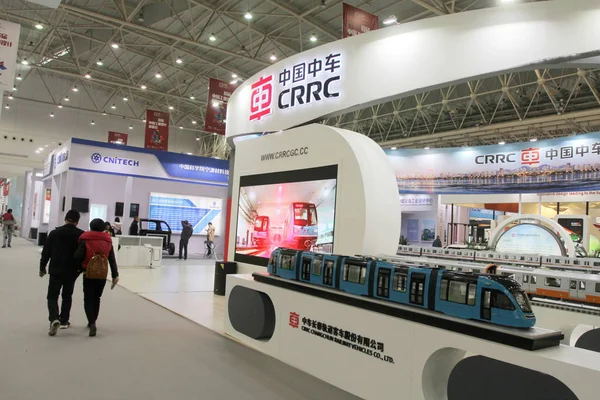 Gente Visita Stand Crrc China Railway Rolling Stock Corp Ltd — Foto de Stock