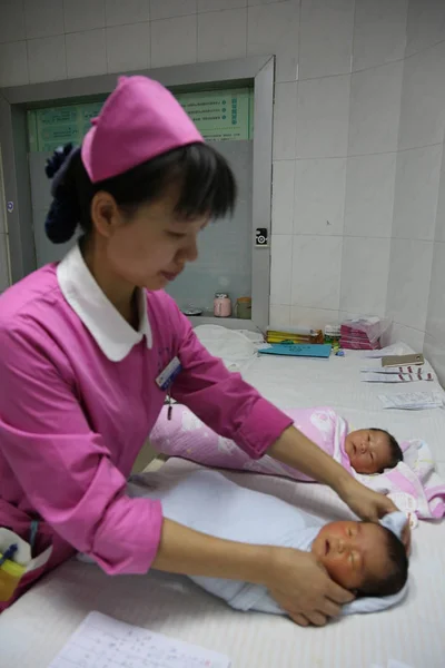 Китайская Медсестра Ухаживает Новорожденными Больнице Городе Сянъян Северо Западная Провинция — стоковое фото