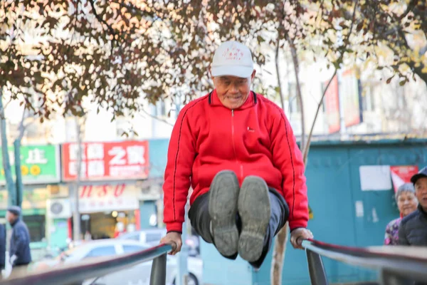 Éves Kínai Ember Digang Nem Reggel Gyakorolni Egy Közösség Rugao — Stock Fotó
