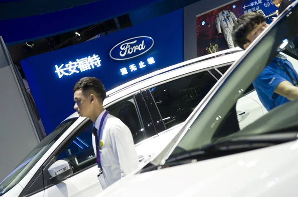 People Visit Stand Ford 15Th China Guangzhou International Automobile Exhibition — стоковое фото