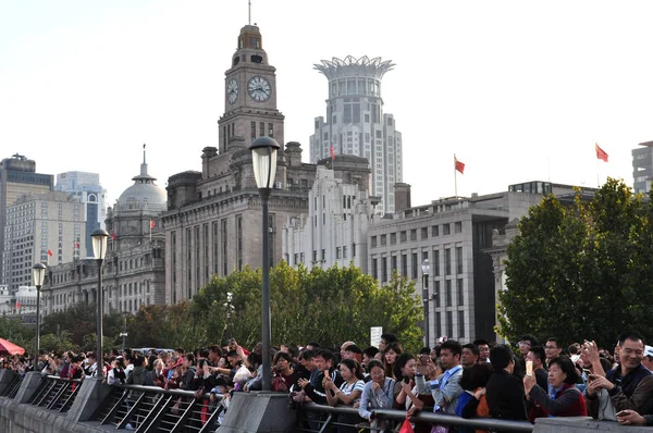 File Turisti Affollano Lungomare Sul Bund Lungo Fiume Huangpu Shanghai — Foto Stock