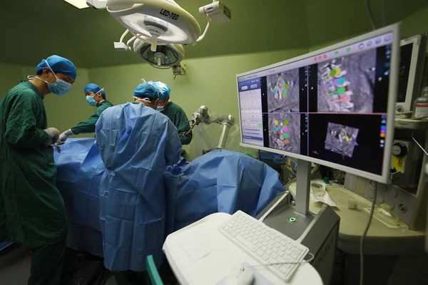 Den Kirurgiska Roboten Tinavi Eller Tianji Kinesiska Utför Ortopedisk Operation — Stockfoto
