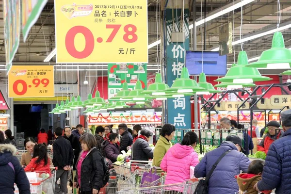 中国東部江蘇省蘇州市のスーパーマーケットで野菜を買い物する顧客 2017年12月13日 — ストック写真