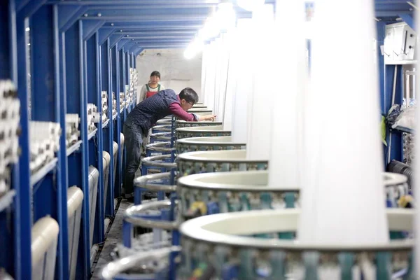 Китайские Рабочие Занимаются Производством Пряжи Текстильной Фабрике Городе Хуайань Провинция — стоковое фото