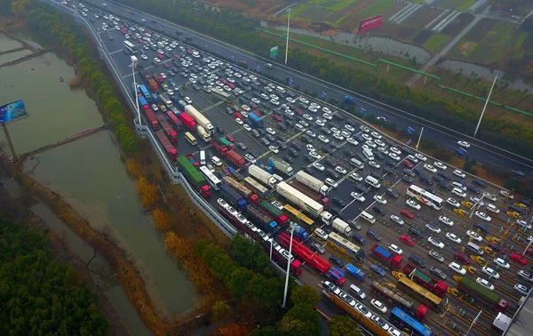 この航空写真ビューで大衆車の並んでいる 2017 日中国東部の江蘇省常熟市に新年の休暇中に高速道路の料金所を通過するには — ストック写真