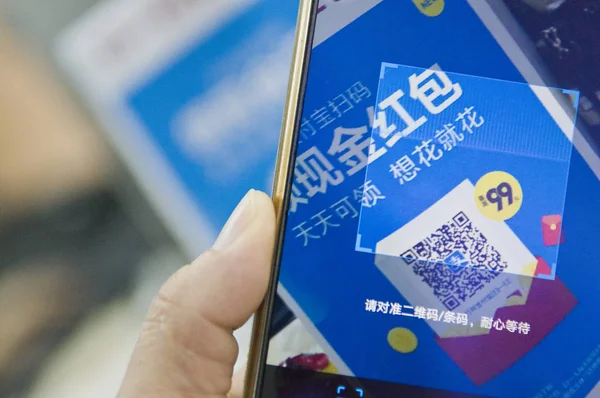 Ein Chinesischer Handynutzer Scannt Mit Seinem Smartphone Einen Code Über — Stockfoto