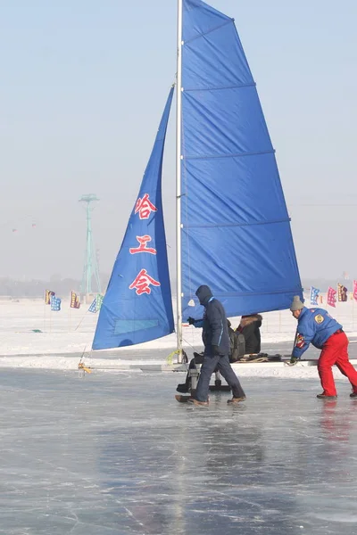 Turisti Seduti Barche Ghiaccio Nella Città Harbin Nella Provincia Heilongjiang — Foto Stock