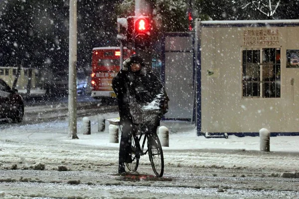 Ένας Ποδηλάτης Ταξιδεύει Στο Δρόμο Στο Χιόνι Στην Πόλη Νανζίνγκ — Φωτογραφία Αρχείου