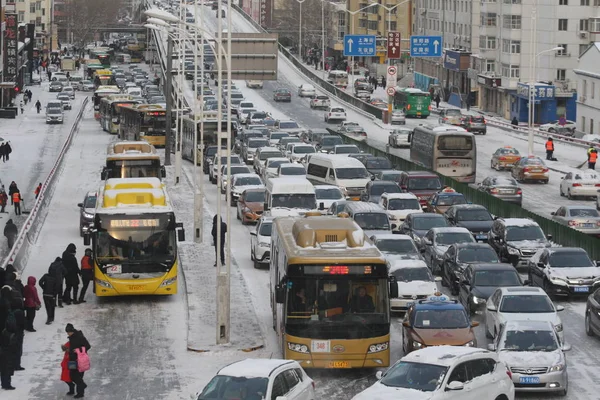 2018年1月9日 在中国东北黑龙江省哈尔滨市 在高峰时段 大量车辆在积雪覆盖的路面上缓慢行驶 造成交通堵塞 — 图库照片