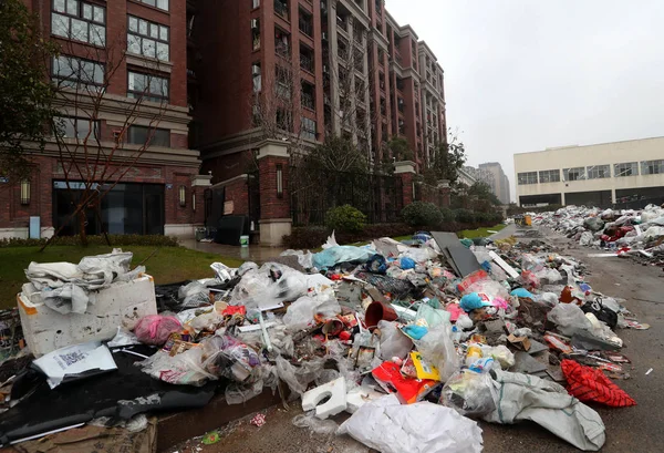 Toneladas Lixo Enche Acesso Bombeiros Uma Área Residencial Cidade Hangzhou — Fotografia de Stock