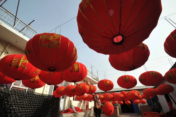 Chinese Worker Hangs Newly Made Red Lanterns Upcoming New Year — Stock Photo, Image