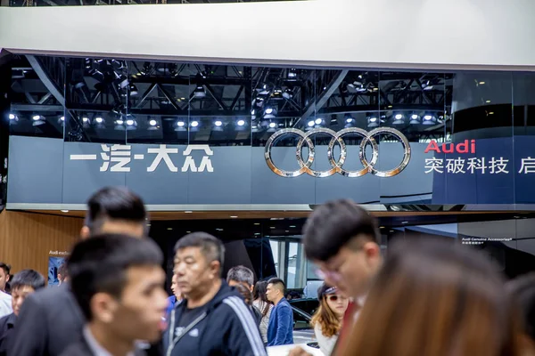 Mensen Bezoeken Stand Van Audi Tijdens 15E China Guangzhou Internationale — Stockfoto