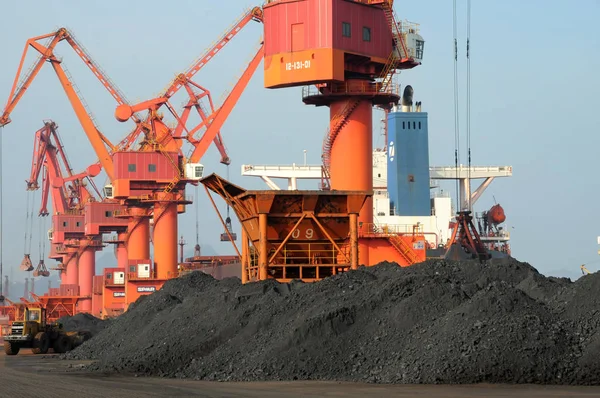 Grab Buckets Release Imported Coal Quay Port Lianyungang Lianyungang City — Stock Photo, Image