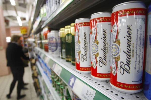 Anheuser Busch Inbevグループのバドワイザービールの缶は 中国のスーパーマーケットで販売されています 2010 — ストック写真