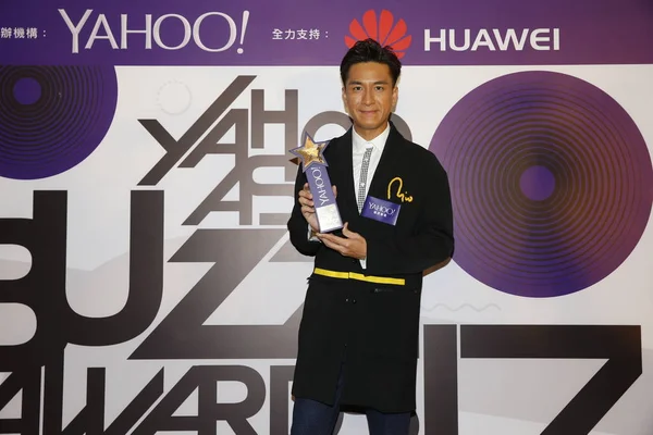 Hong Kong Attore Canadese Kenneth Posa Con Suo Trofeo Durante — Foto Stock