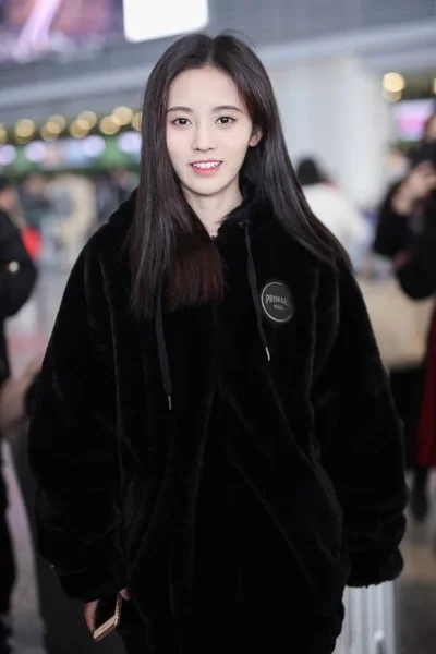 中国歌手兼女演员朱景义曾是中国女孩团体 Snh48 的成员 图为2017年12月17日在中国上海虹桥国际机场 — 图库照片