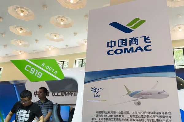 Látogatók Próbálja Repülőgép Szimulátor Kínai Első Nagy Utasszállító Repülőgép C919 — Stock Fotó