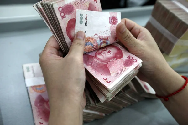 Китайський Клерк Розраховує Юанів Єни Юанів Банкноти Банку Huaibei Міста — стокове фото
