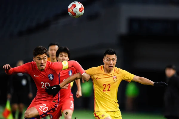 Jang Hyunsoo Left South Korea Challenges Dabao China Eaff Football — Stock Photo, Image