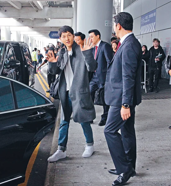 Actor Surcoreano Song Joong Saluda Los Fans Cuando Llega Aeropuerto —  Fotos de Stock