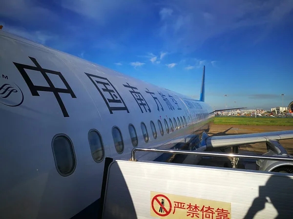 中国南方航空のジェット機は 2017 日中国南部の海南省海口市の海口美蘭国際メイラン国際空港で描かれています — ストック写真