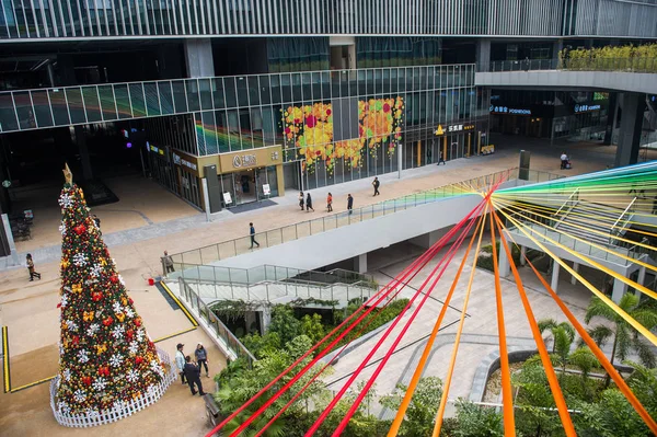 2017年12月16日 在中国南方广东省深圳市深圳湾科技与生态园 从不同角度欣赏用于装饰建筑的五颜六色的丝带 — 图库照片