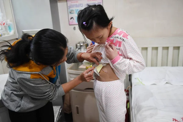 Mère Une Fille Ans Xiaoqing Diagnostiquée Hépatoblastome Occupe Elle Dans — Photo
